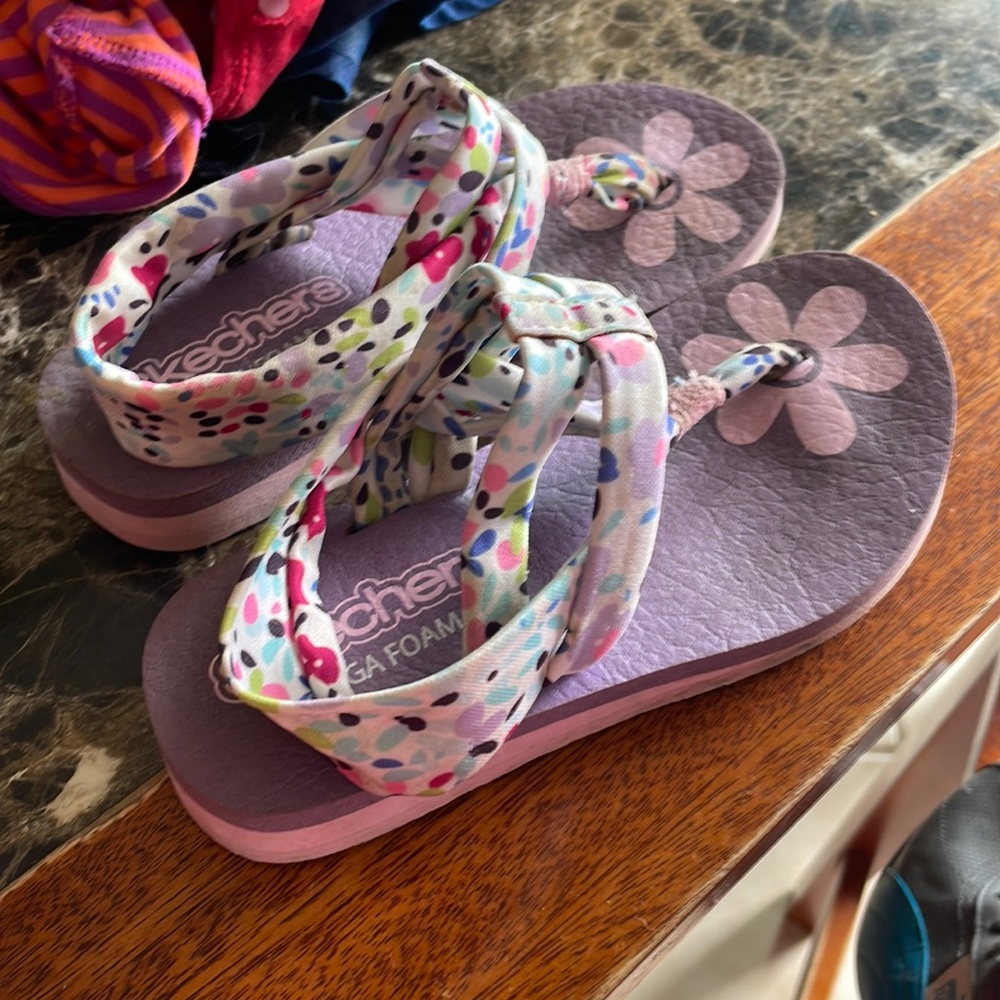 Size 12 purple sketchers yoga foam sandals. Lightly worn super cute!